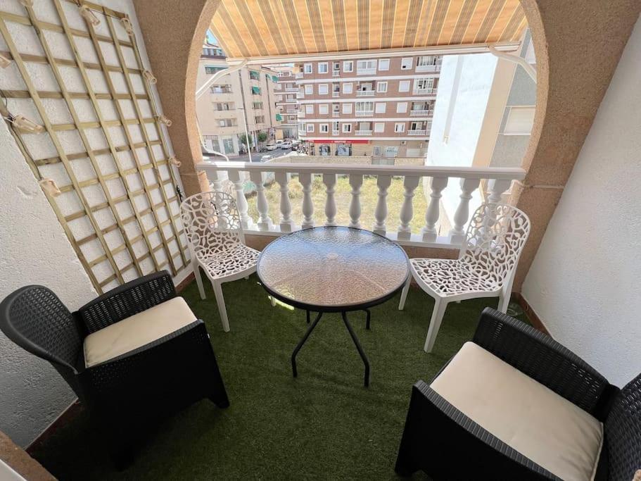 Nice And Central Apartment Torrevieja Esterno foto