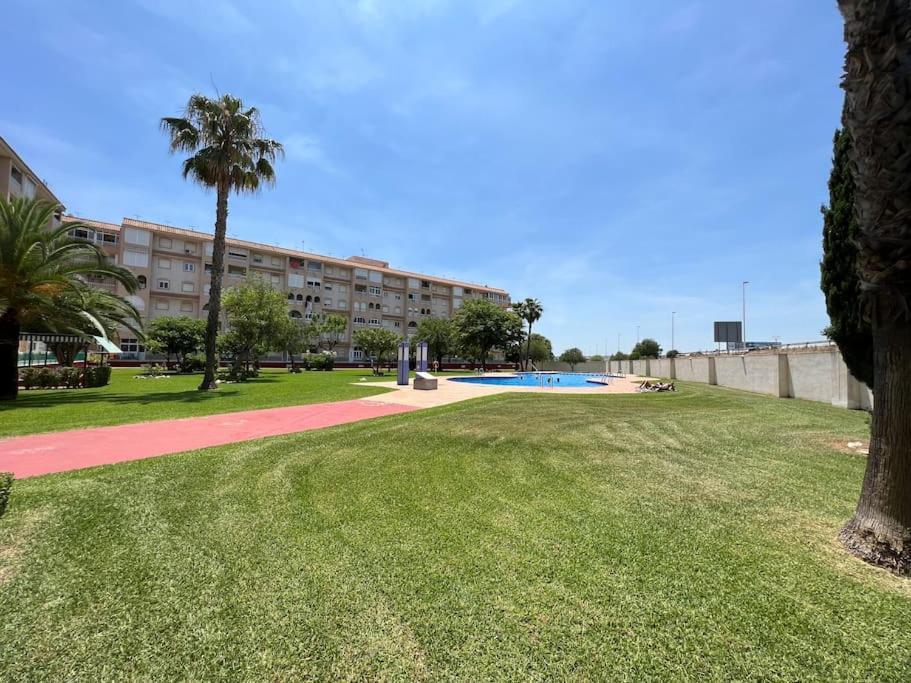 Nice And Central Apartment Torrevieja Esterno foto